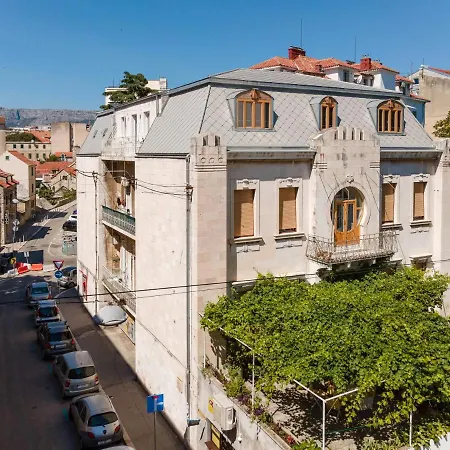 Guest house Flos Luxury 4*
