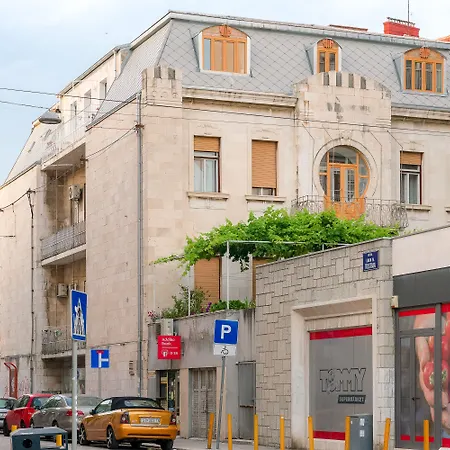 Πανσιόν Flos Luxury Σπλιτ
