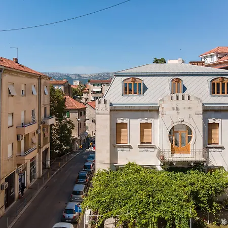 Πανσιόν Flos Luxury 4*