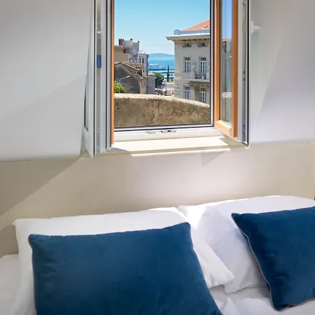 Πανσιόν Flos Luxury