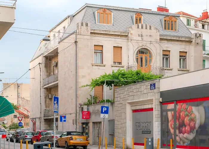 Πανσιόν Flos Luxury Σπλιτ