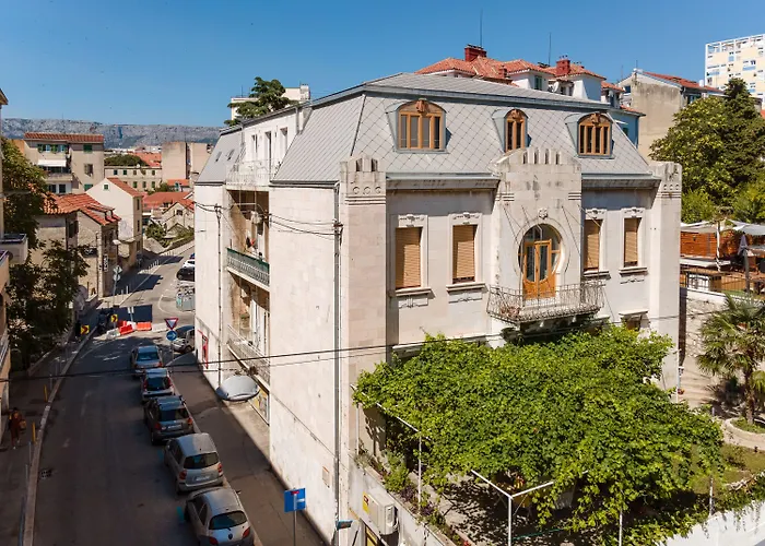 Gostinjska kuća Flos Luxury 4*