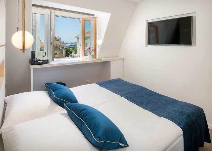 Flos Luxury Πανσιόν 4*